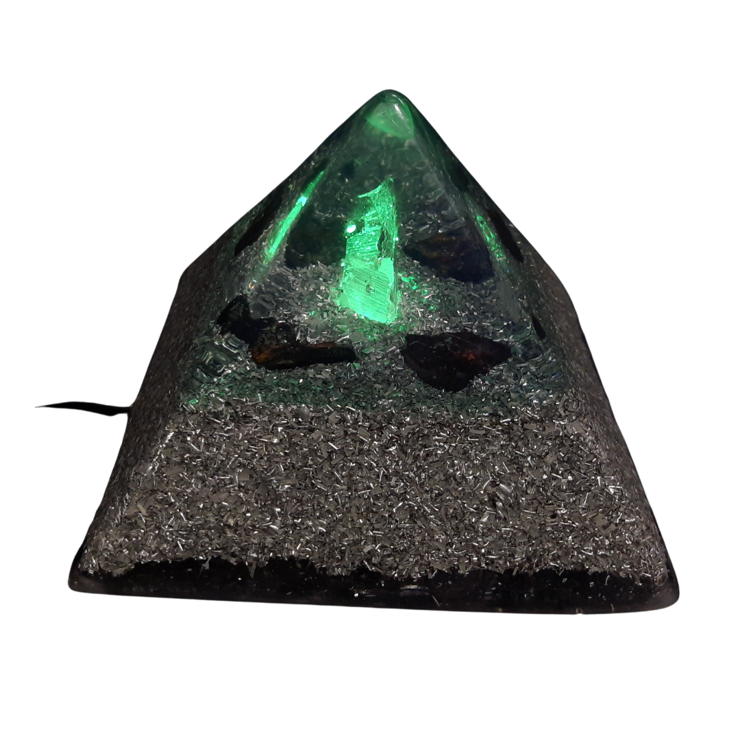 Pirámide Egipcia con Luz Verde 220v