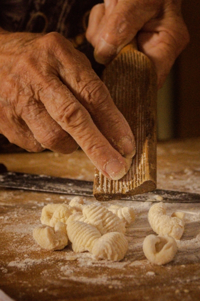 Acompañando generaciones, uniendo culturas